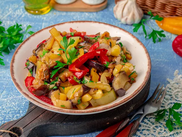 Фото блюда: Жареные баклажаны с болгарским перцем и чесноком