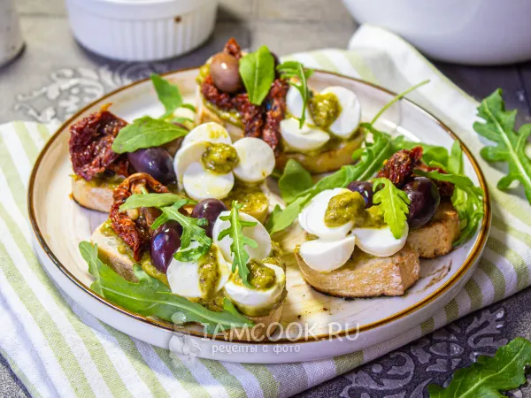 Фото готового блюда: Брускетты с вялеными томатами и моцареллой