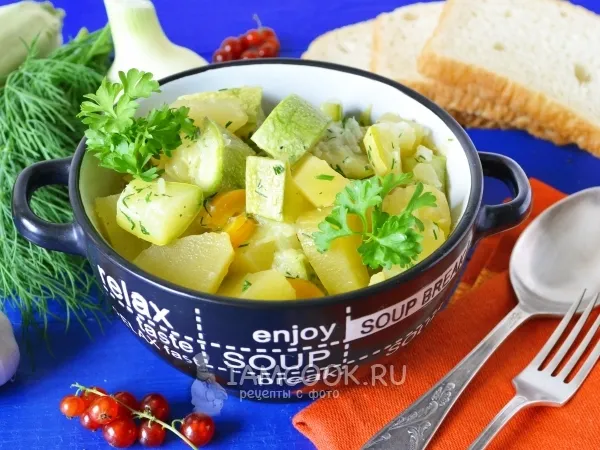 Фото готового блюда: Тушеные кабачки с картошкой в мультиварке