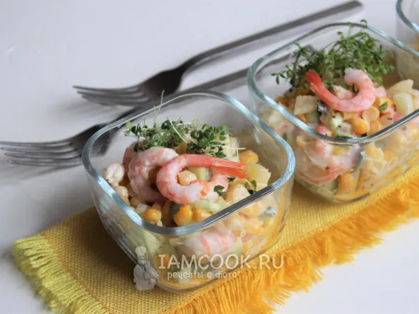 Фото готового блюда: Салат с креветками, ананасом и кукурузой