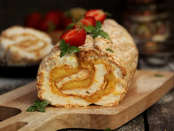 Фото готового блюда: Меренговый рулет с апельсиновым курдом