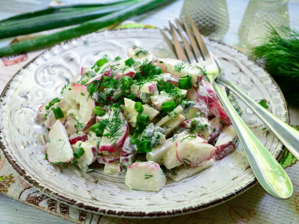 Фото готового блюда: Салат из редиски с майонезом