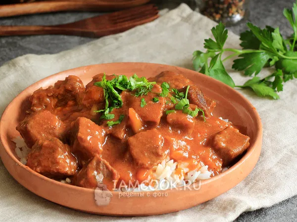 Фото блюда: Гуляш из говядины с подливкой (классический рецепт)