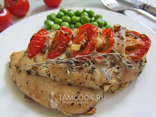 Фото блюда: Запеченная куриная грудка с чесноком и помидорами