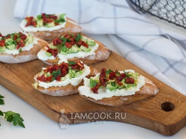 Фото блюда: Брускетта с авокадо и вялеными томатами