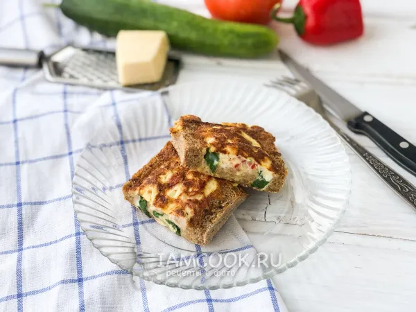 Фото готового блюда: Омлет с куриным рулетом в хлебе