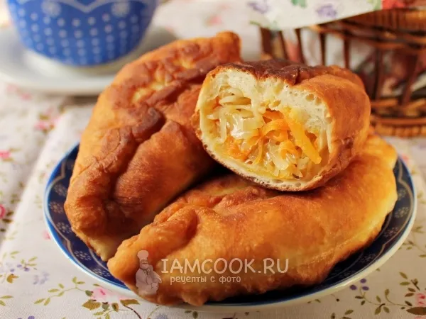 Фото блюда: Жареные пирожки с квашеной капустой (на сковороде)