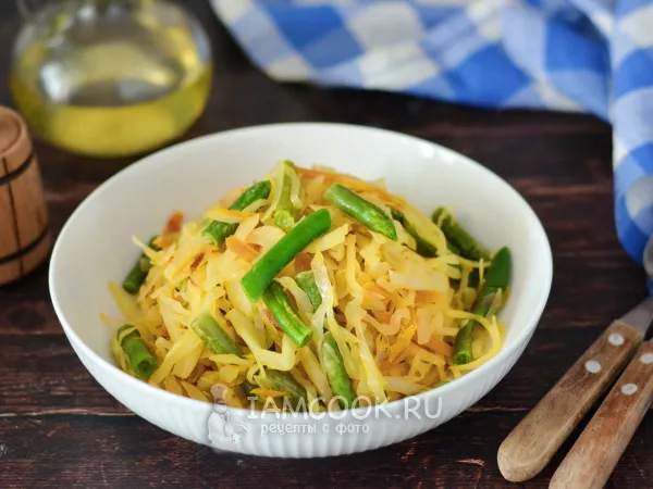 Фото блюда: Тушеная капуста со стручковой фасолью на сковороде