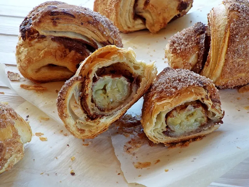 Фото готового блюда: Булочки с бананом и шоколадом