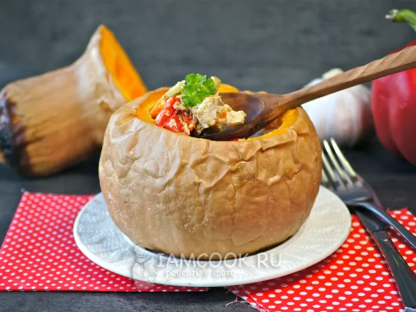 Фото готового блюда: Тыква, фаршированная курицей и овощами