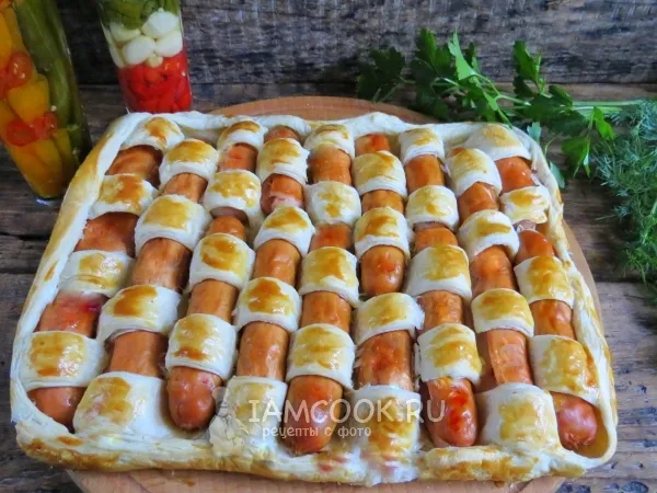 Фото блюда: Пирог из слоеного теста с сосисками