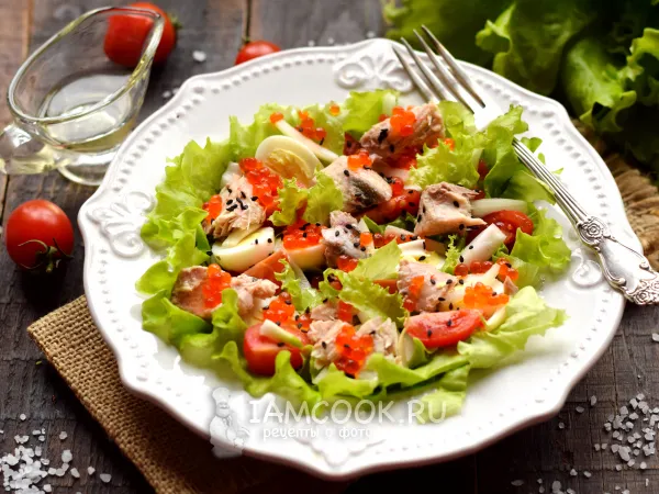 Фото готового блюда: Салат с икрой и консервированной горбушей