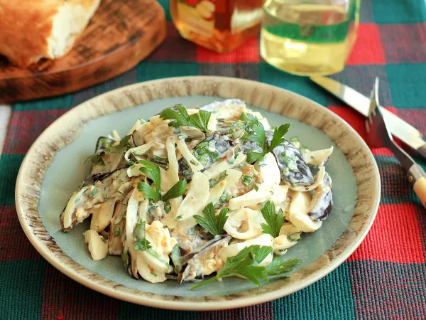 Фото готового блюда: Салат из баклажанов с яйцом и маринованным луком