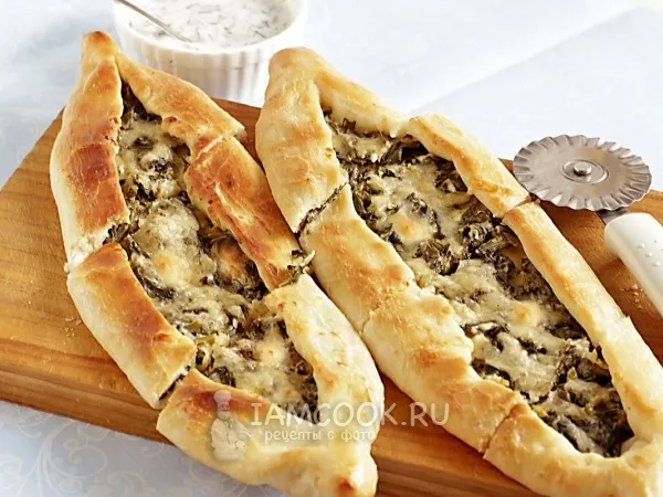 Фото готового блюда: Турецкие пиде со шпинатом и брынзой