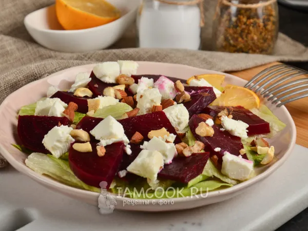 Фото готового блюда: Салат из свеклы с козьим сыром