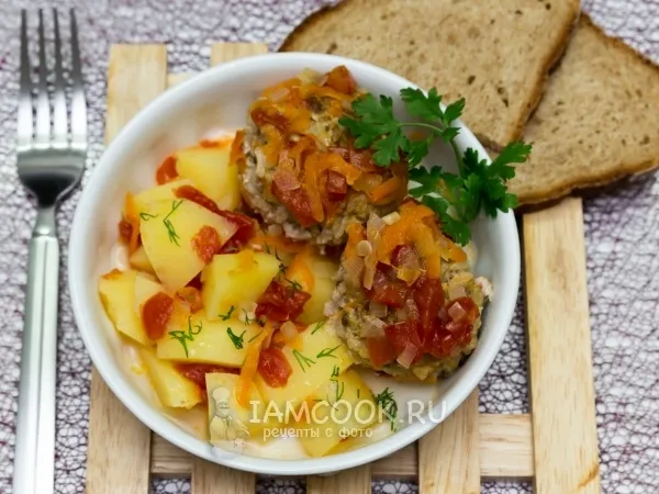 Фото готового блюда: Тефтели, тушенные с картофелем