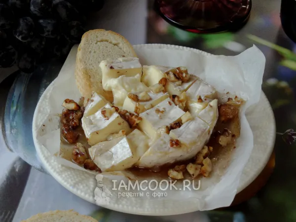 Фото блюда: Камамбер с медом в духовке