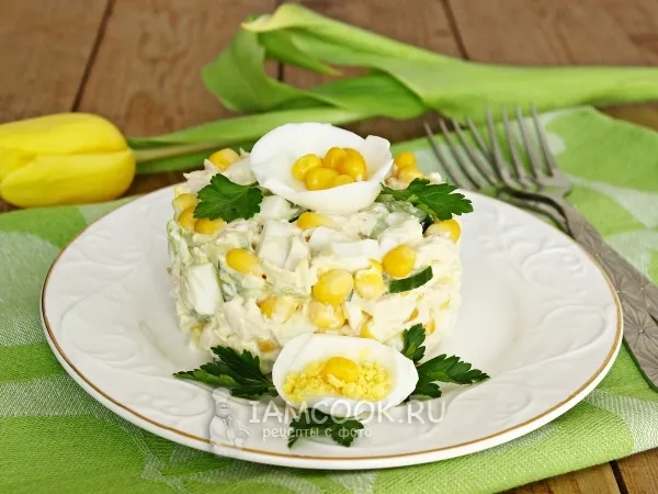 Фото готового блюда: Салат с куриной грудкой и кукурузой