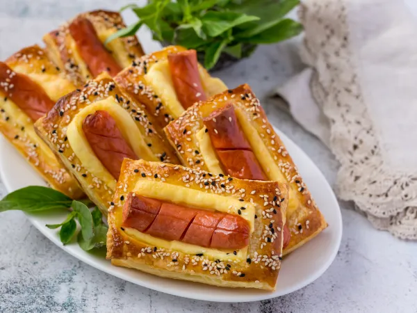 Фото готового блюда: Сосиски с сыром в слоёном дрожжевом тесте