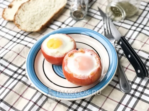 Фото готового блюда: Яйцо в помидоре в духовке