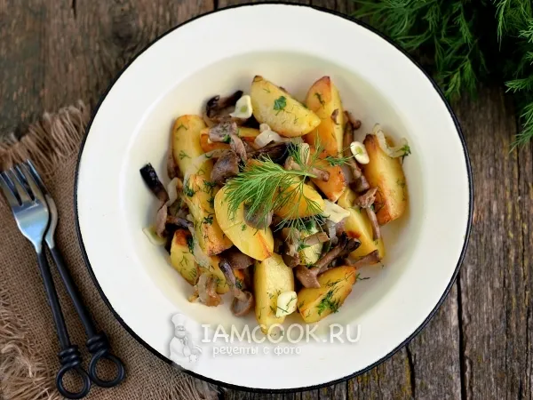 Фото готового блюда: Жареная картошка с бочковыми опятами