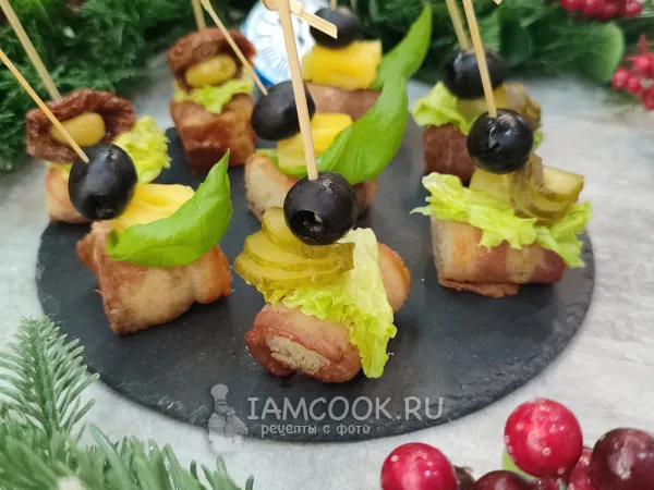 Фото блюда: Гренки, запеченные в беконе (с томатами, огурцом, ананасом)