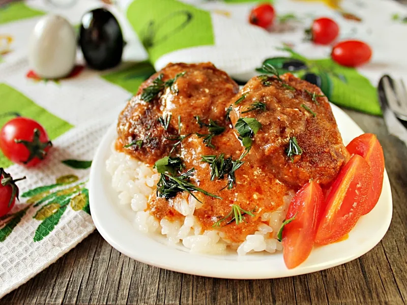 Фото блюда: Котлеты с подливкой на сковороде