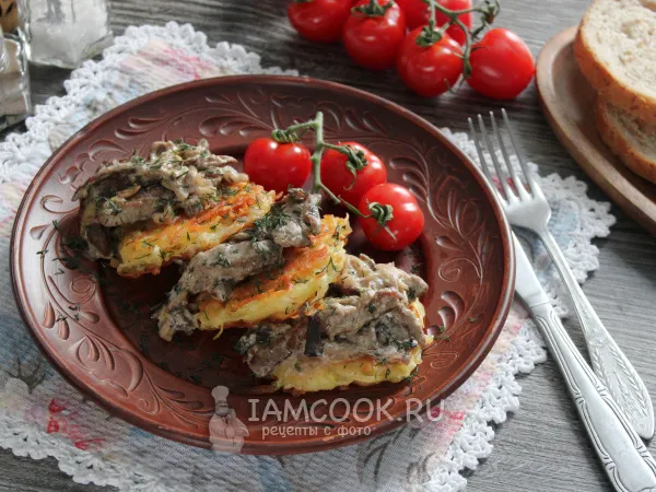 Фото готового блюда: Бефстроганов с картофельными драниками