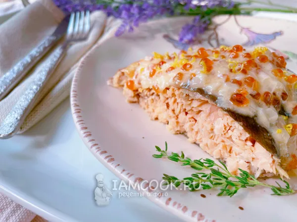 Фото блюда: Горбуша под сливочным соусом с шампанским, луком-шалот и красной икрой