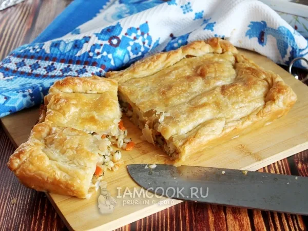 Фото блюда: Слоеная кулебяка с рыбой и перловкой