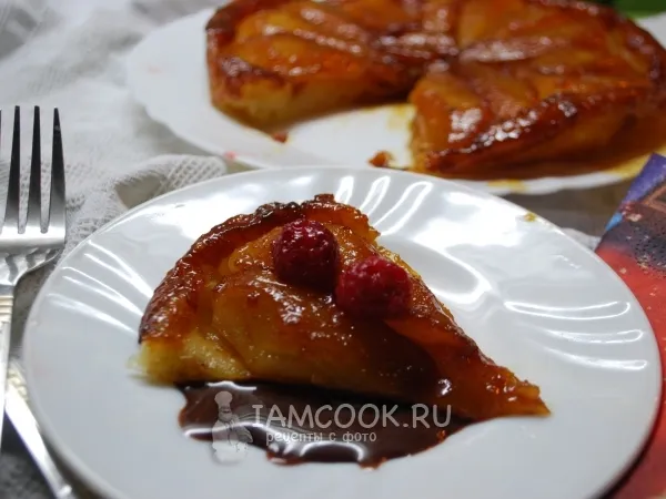 Фото готового блюда: Пирог перевертыш с грушами в карамели (из слоеного теста)