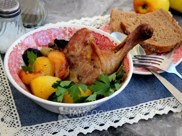 Фото блюда: Утка с яблоками и черносливом в мультиварке