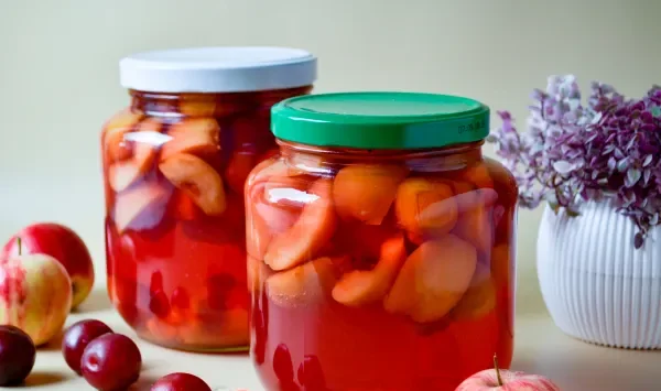 Фото блюда: Компот из сливы с косточками и яблоком на зиму