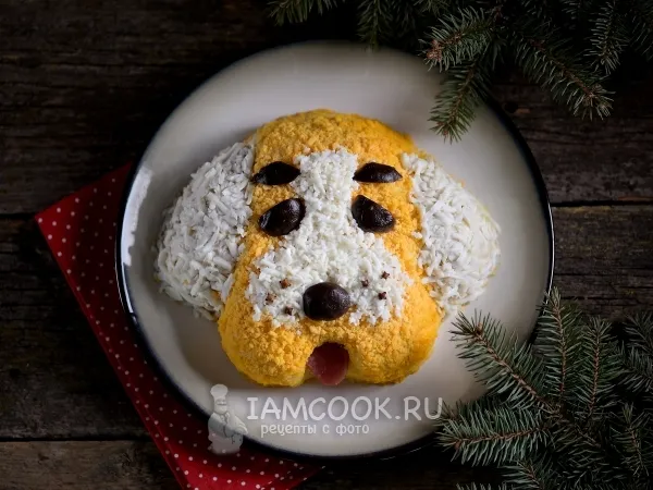 Фото блюда: Новогодний салат «Собачка» с копченой курицей и корейской морковью