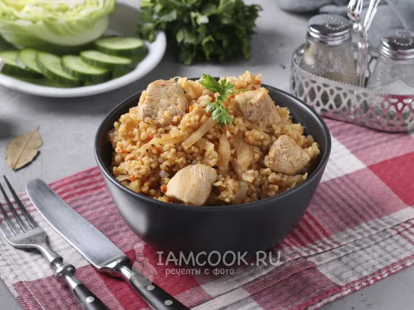 Фото готового блюда: Булгур с курицей и капустой в сковороде