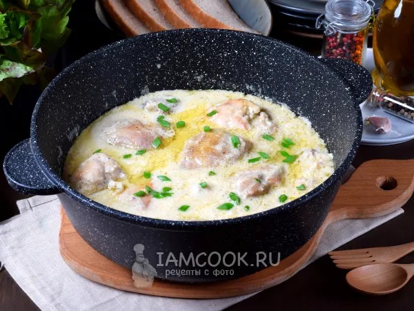 Фото готового блюда: Курица в молочном соусе на сковороде