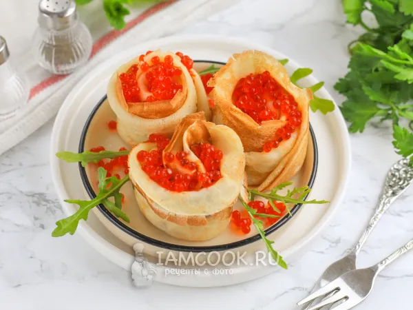 Фото готового блюда: Блины с красной икрой и маслом