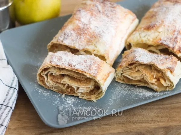 Фото готового блюда: Штрудель из лаваша с яблоками в духовке