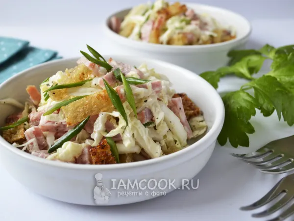 Фото готового блюда: Салат с пекинской капустой, колбасой и сухариками