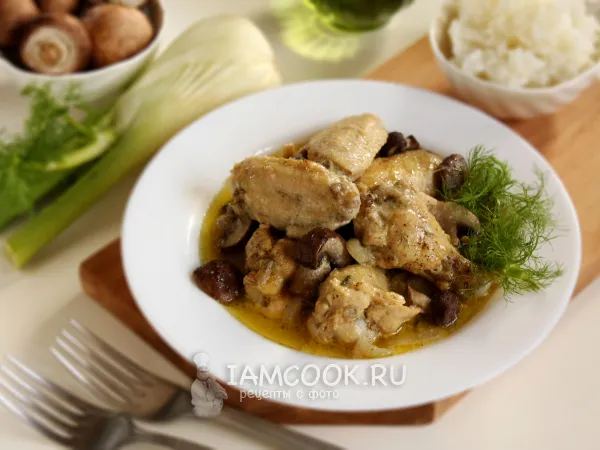 Фото готового блюда: Куриные крылышки в сметане на сковороде