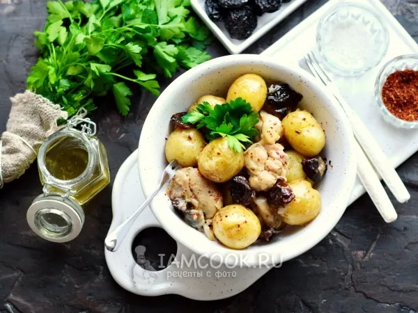 Фото готового блюда: Картошка с курицей и черносливом
