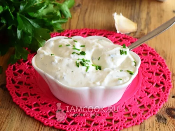 Фото блюда: Соус из сметаны и майонеза с чесноком и зеленью