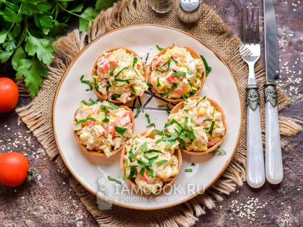 Фото готового блюда: Тарталетки с крабовыми палочками и кукурузой