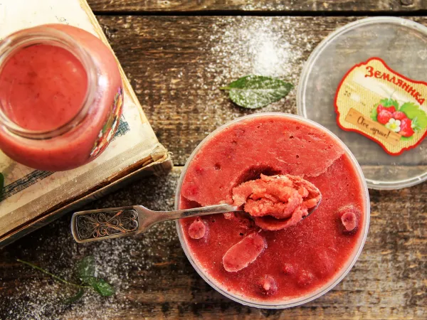 Фото блюда: Земляника со сгущенкой на зиму