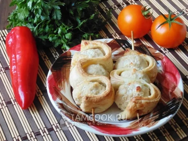 Фото блюда: Тефтели со слоеным тестом на шпажках