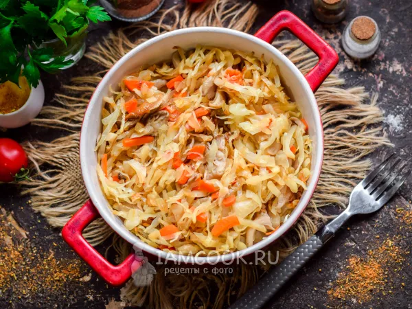 Фото готового блюда: Тушеная капуста с грибами в духовке