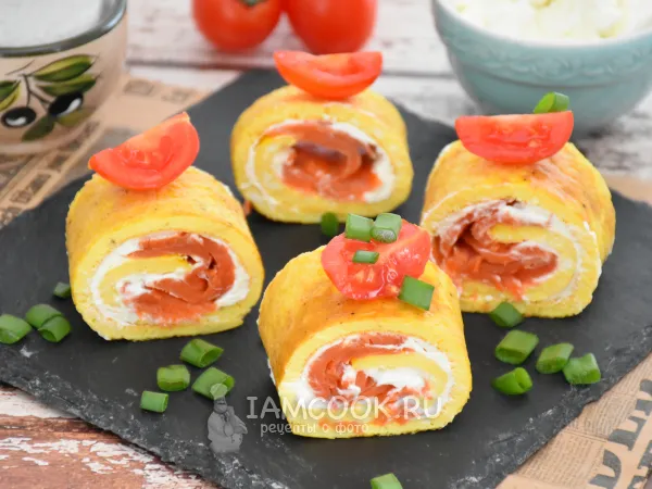 Фото готового блюда: Яичный рулет с семгой и творожным сыром