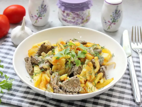 Фото блюда: Говяжья печень с картошкой на сковороде