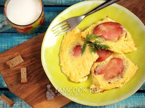 Фото готового блюда: Омлет с колбасой на сковороде