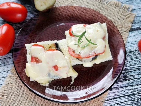 Фото готового блюда: Бутерброды в микроволновке с баклажанами и сыром